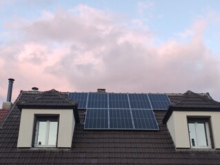 Installation de panneaux solaires sur le toit d'une maison, écologie, énergie renouvelable, ciel nuageux, installation industrielle et professionnelle, génération d'électricité, économie d'argent, fu