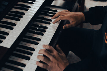 Hombre tocando el teclado a dos manos