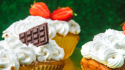 panecillos o cupcakes con crema, chocolate y fresas 