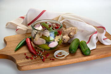 Eingelegte Gewürzgurken mit Ingwer,Chili und Zwiebeln in einem Einmachglas