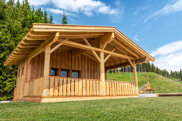 Neu gebaute Blockhütte aus Holzbrettern in den Bergen mit Terrasse im Sommer niedriger Blickwinkel