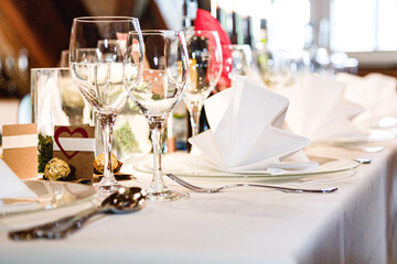 Festliche Tischdekoration bei Hochzeit, Geburtstag, Jubiläum in Gaststätte, Wirtschaft, Restaurant - obrazy, fototapety, plakaty