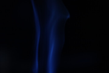 Obraz premium Purple smoke on a dark background, fog pattern, detailed smoke shapes 