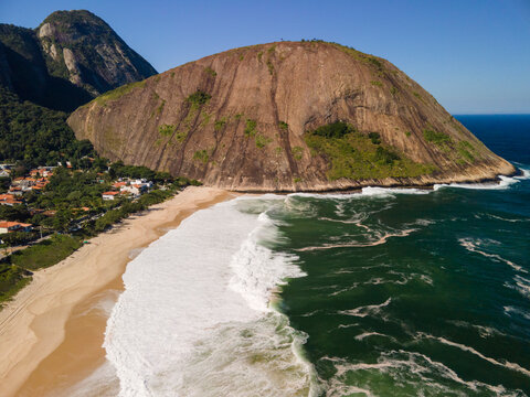 Foto a&eacute;rea da praia de Itacoatiara em Niter&oacute;i