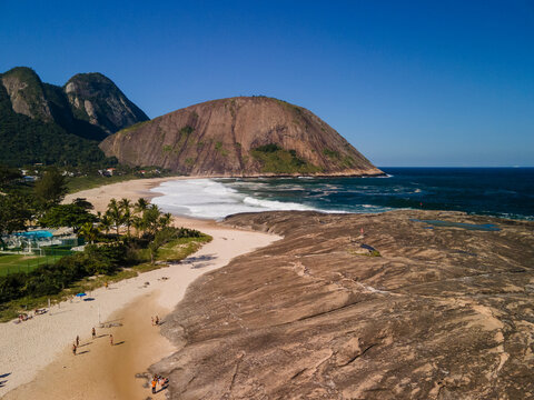Foto a&eacute;rea da praia de Itacoatiara em Niter&oacute;i