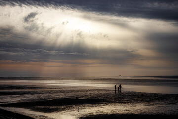 Strand mit Meer und Sonnenschein durch Wolkenloch