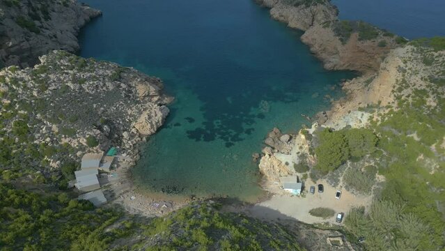 Vistas panor&aacute;micas a&eacute;reas de la costa ibicenca, Port de Sa Caleta.