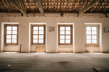 Fototapeta premium Abandoned warehouse in São Paulo. Old windows of an abandoned and empty warehouse.