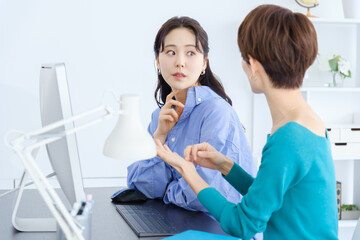 Fototapeta premium オフィスで働くビジネスウーマン