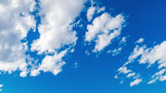 太陽と行き交う雲