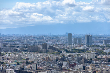 青空と雲と東京のビル群