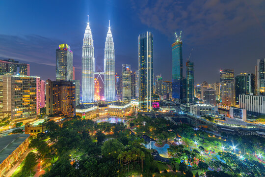 Fototapeta The KLCC Park and the Petronas Twin Towers at night