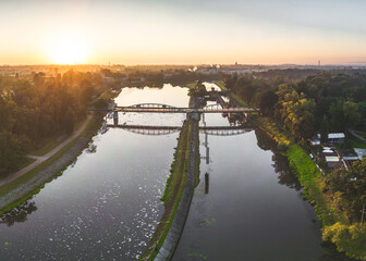 most nad rzeką Odrą w Opolu w widoku z powietrza - obrazy, fototapety, plakaty