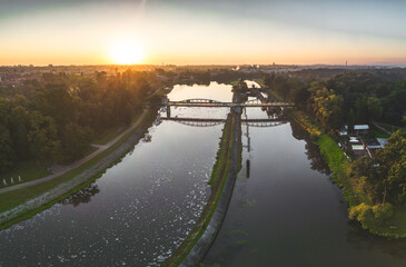 wschód słońca i poranek n ad rzeką Odrą w Opolu nad Wyspą Bolko i mostem