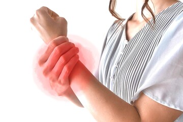手首が疲れて痛む女性