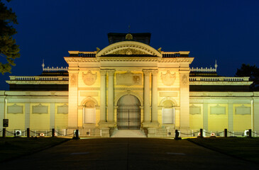 Fototapeta premium ライトアップされた奈良国立博物館