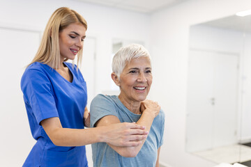 Obraz premium Professional therapists is stretching muscles, senior patient with abnormal muscular symptoms, physical rehabilitation therapies and treatment of physiological disorders by physiotherapists concept.