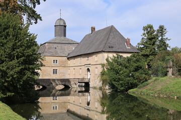 Fototapeta na wymiar Blick auf das Historische Wasserschloss Westerwinkel in Ascheberg im Münsterland