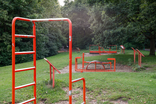 Parcours des Ostparks (nahe Michaelibad) in M&uuml;nchen am 31. August, 2023. Fotografin: Michaela Rehle, 4FCircle-Prinzip, Trimm-Dich-Pfad-Park, Calisthenics-Ger&auml;te
