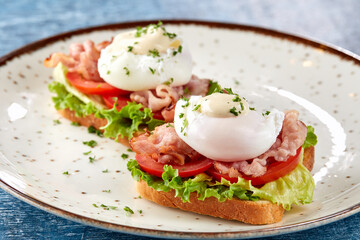 poached eggs on the toasts