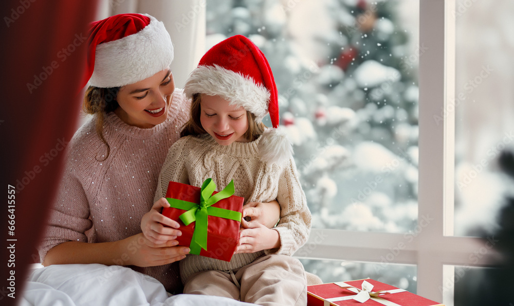 Wall mural mom and daughter exchanging gifts