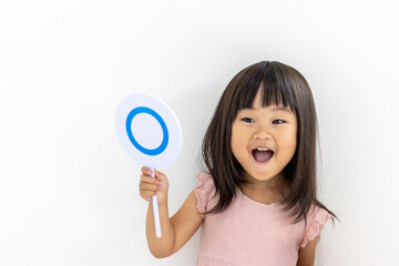 マルのプレートを持つ笑顔の女の子（3歳、日本人）