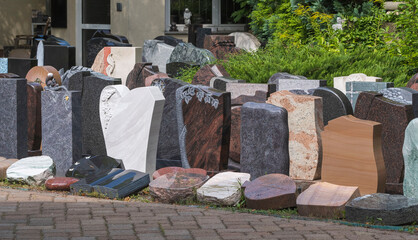 Grabsteine bei einem Steinmetz ausgestellt für die Hinterbliebenen zum Verkauf