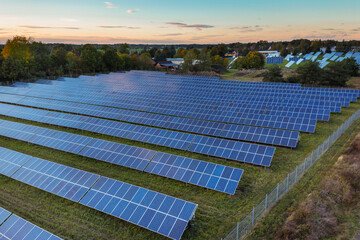 Solarpark mit unterscghiedlich aufgebauten Solarpanels