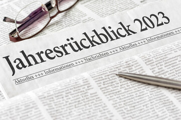 Zeitung mit der Überschrift Jahresrückblick 2023 - obrazy, fototapety, plakaty