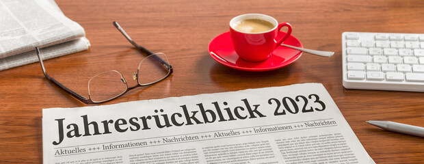 Zeitung auf Schreibtisch - Jahresrückblick 2023 - obrazy, fototapety, plakaty