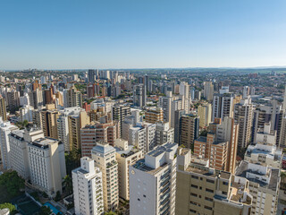 Imagem aérea do bairro Cambuí em Campinas, São Paulo. Brasil. Diversos prédios, apartamentos e céu azul.