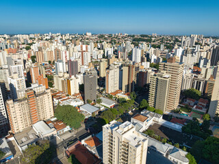 Imagem aérea do bairro Cambuí em Campinas, São Paulo. Brasil. Diversos prédios, apartamentos e céu azul.