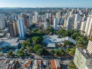 Imagem aérea da Praça Imprensa Fluminense, bairro Cambuí em Campinas, São Paulo. Brasil. 