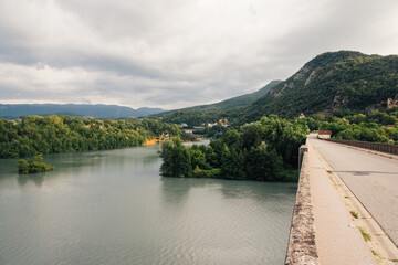 Pont sur l'Isère. Pont sur la Drôme. Pont traversant une rivière. Paysage du Vercors. Route...