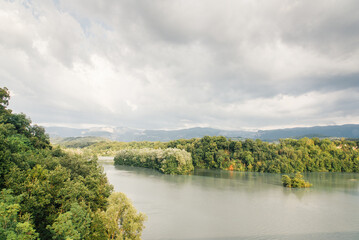 rivière Isère. rivière Drôme. paysage du Vercors. Campagne avec un ciel orageux. Fleuve de...