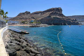 Badebucht vor Puerto de Mogan auf der Insel Gran Canaria - obrazy, fototapety, plakaty