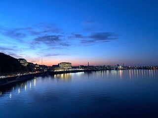 Obraz premium Night sky over the Dnieper river in Kyiv city.