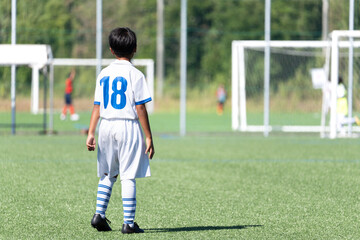 サッカーの試合をする小学生の男の子 © tatsushi
