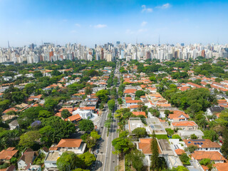 Imagem aérea do bairro Jardins e Jardim Paulista. Bairro arborizado próximo a Avenida Nove de...