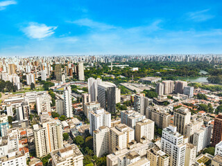 Fototapeta premium Imagem aérea do bairro Jardins e Jardim Paulista. Bairro arborizado próximo a Avenida Nove de Julho cercado por grandes edificios em área nobre de São Paulo, capital. 