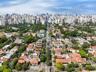 Imagem aérea do bairro Jardins e Jardim Paulista. Bairro arborizado próximo a Avenida Nove de...