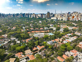 Imagem aérea do bairro Jardins e Jardim Paulista. Bairro arborizado próximo a Avenida Nove de...