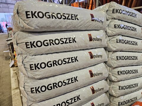 Worki w sklepie z opałem do pieca na zimę. Pellet i ekogroszek. 
