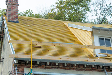 Liteaux et voliges neufs sur toit en rénovation