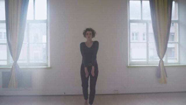 Femme, caucasien, danse, contemporain, lumi&egrave;re, beaut&eacute;, fen&ecirc;tre, gens, mode, personne, mode de vie, dame, corps, mod&egrave;le, blond, cheveux, salle, int&eacute;rieur, debout, maison, fum&eacute;e, soleil, 