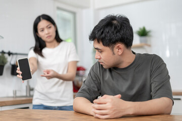 Obraz premium Divorce. Asian couples are desperate and disappointed after marriage. Husband and wife are sad, upset and frustrated after quarrels. distrust, love problems, betrayals. family problem, teenage love