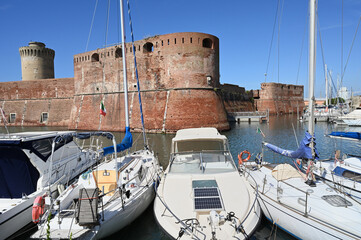 Port de plaisance de Livourne avec la Fortezza Vecchia au second plan - obrazy, fototapety, plakaty