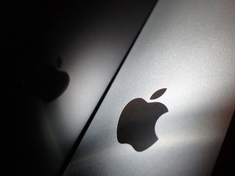 Gros plan du logo de la société Apple