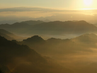 朝日に照らされた雲海の山
