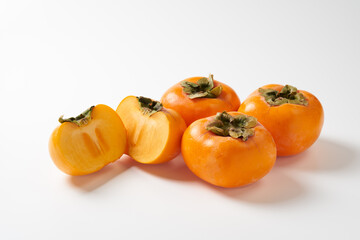 日本の柿を白背景で